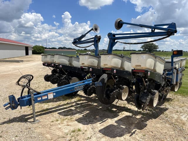 Image of Kinze 3200 equipment image 1