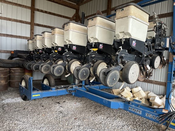 2004 Kinze 3500 Equipment Image0