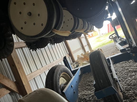 Image of Kinze 3500 equipment image 3