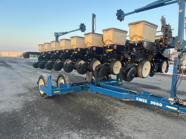 Image of Kinze 3500 equipment image 1