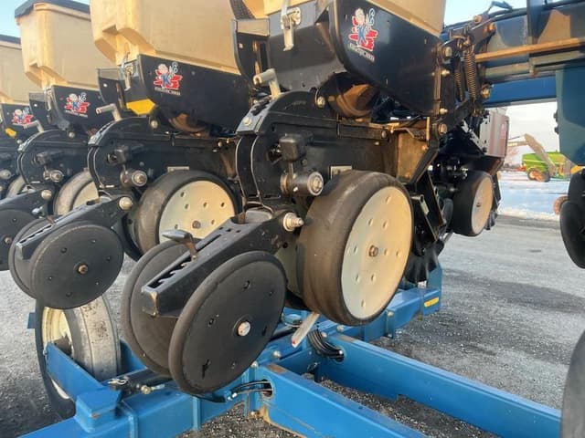 Image of Kinze 3500 equipment image 3