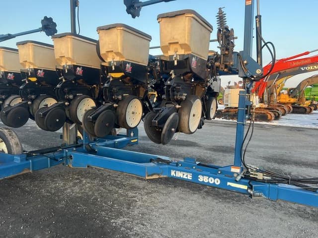 Image of Kinze 3500 equipment image 2