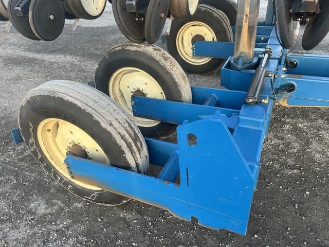 Image of Kinze 3500 equipment image 4