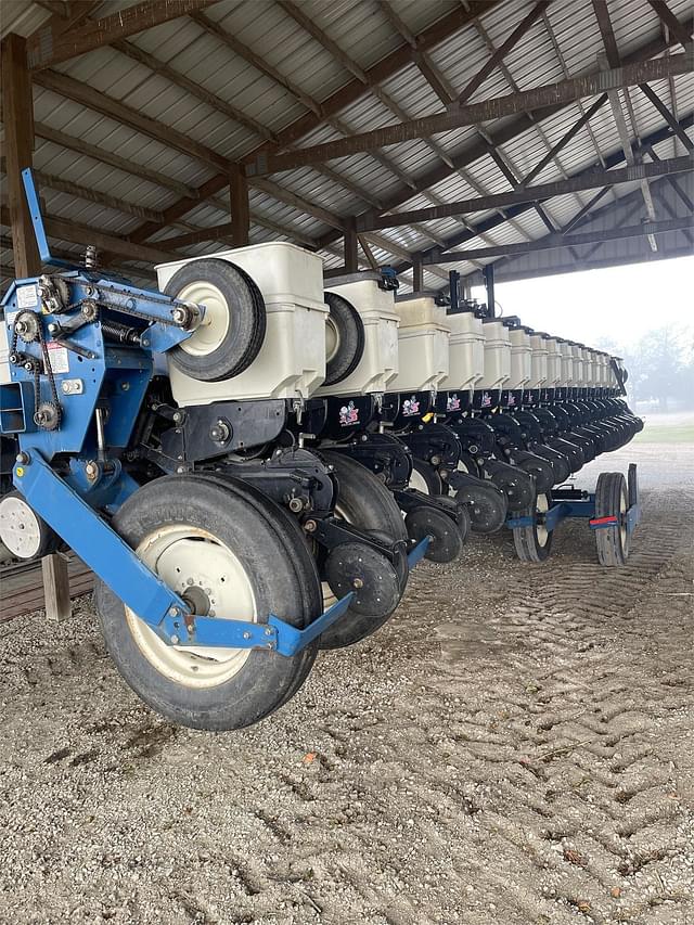 Image of Kinze 3600 equipment image 2