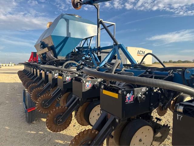 Image of Kinze 3600 equipment image 3