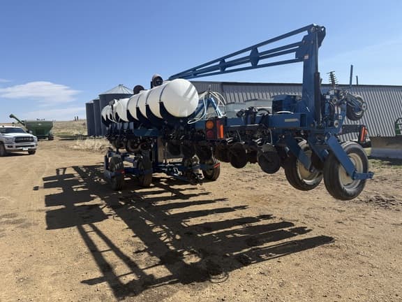 Image of Kinze 3600 equipment image 3