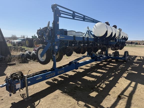Image of Kinze 3600 equipment image 2