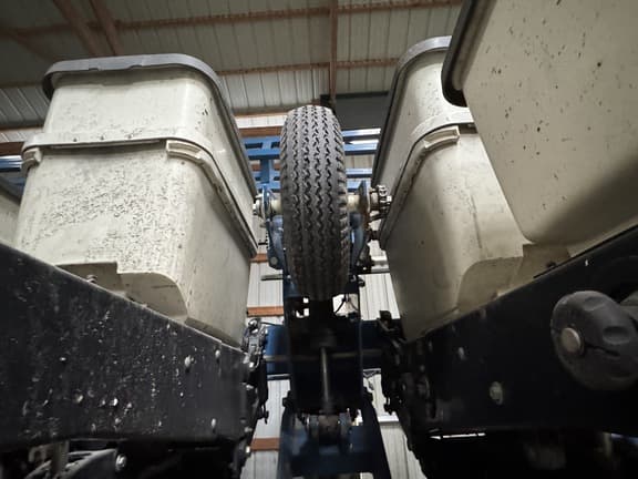 Image of Kinze 3600 equipment image 4