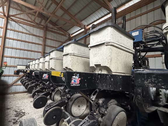 Image of Kinze 3600 equipment image 2