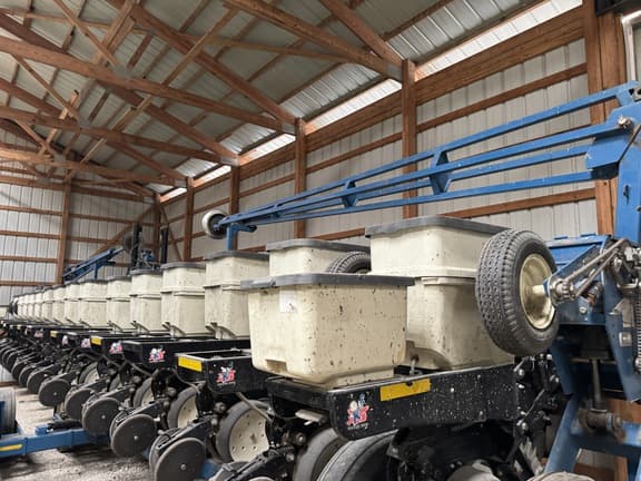 Image of Kinze 3600 equipment image 1