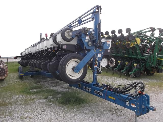 Image of Kinze 3600 equipment image 2