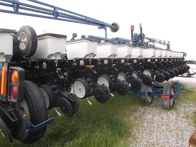 Image of Kinze 3600 equipment image 3