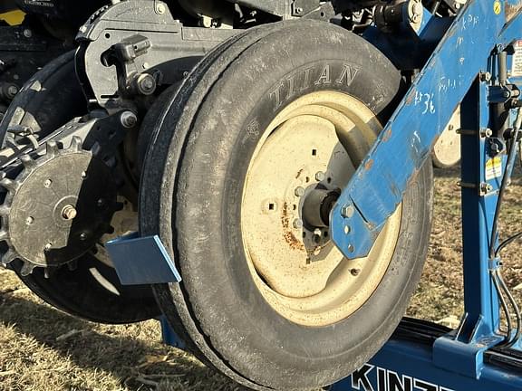 Image of Kinze 3600 equipment image 2