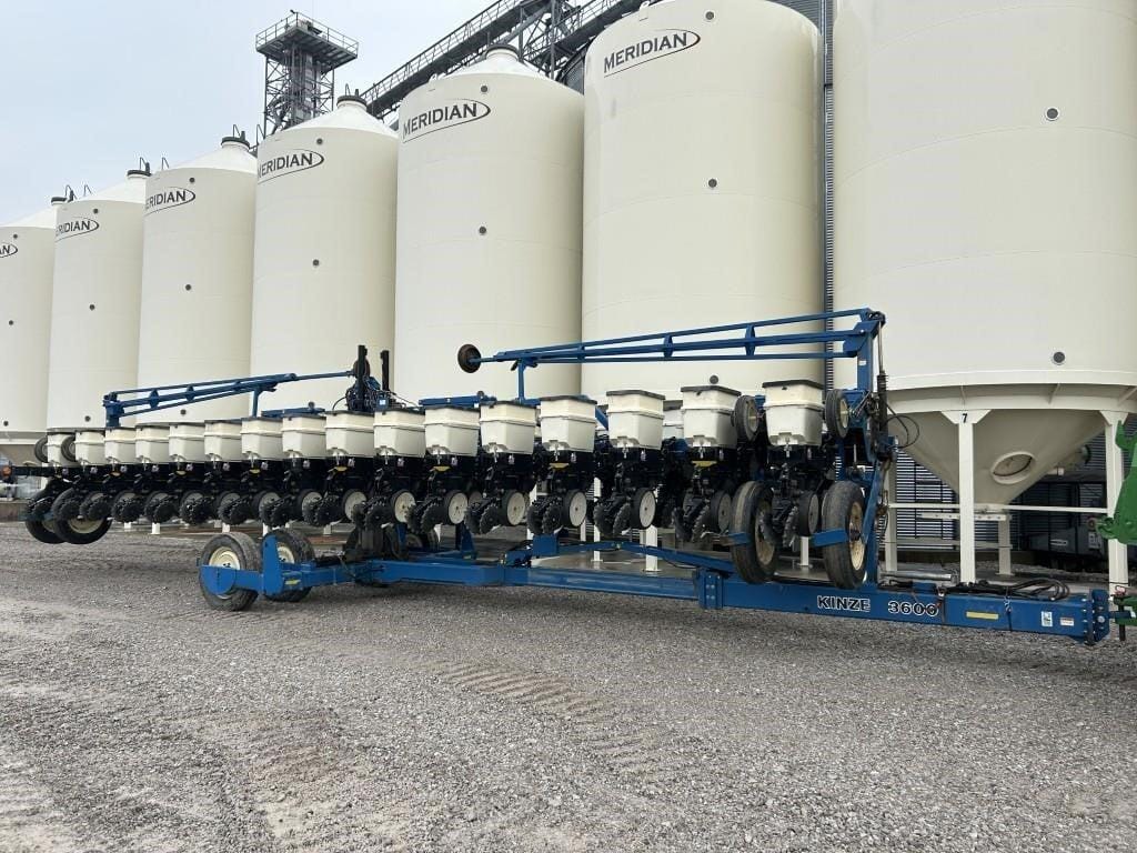 2004 Kinze 3600 Equipment Image0