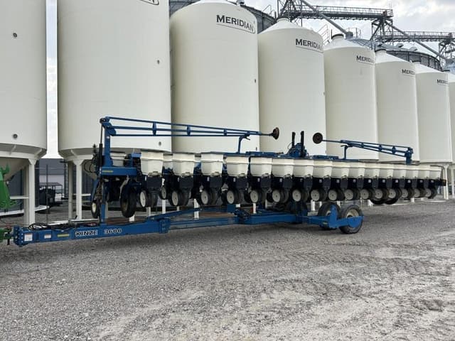 Image of Kinze 3600 equipment image 1