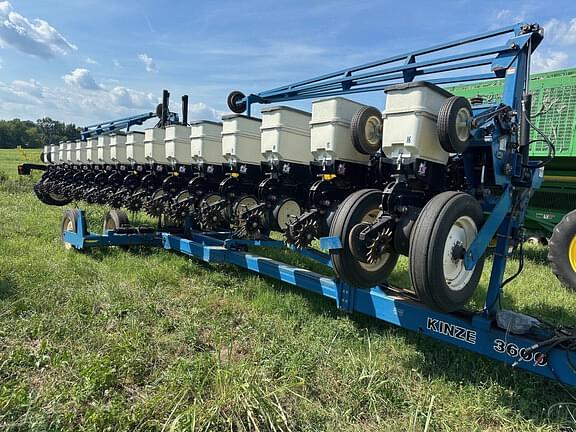 Image of Kinze 3600 equipment image 1