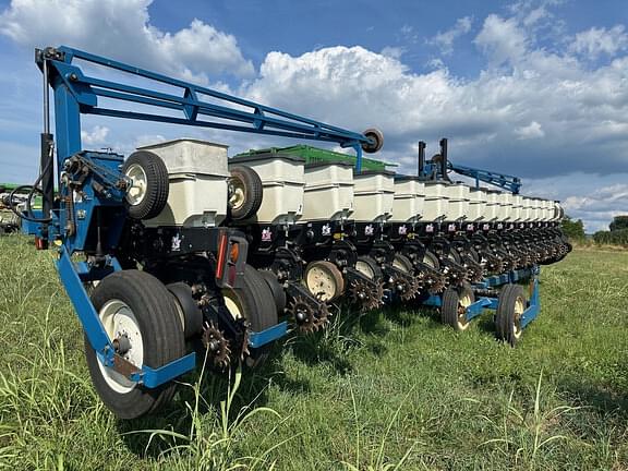 Image of Kinze 3600 equipment image 3