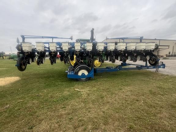 Image of Kinze 3650 equipment image 4