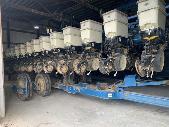 Image of Kinze 3650 equipment image 1