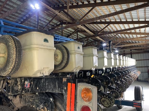 Image of Kinze 3650 equipment image 2