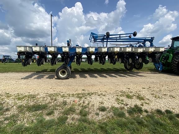 Image of Kinze 3700 equipment image 1