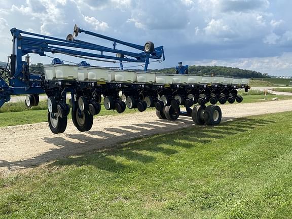 Image of Kinze 3700 equipment image 2