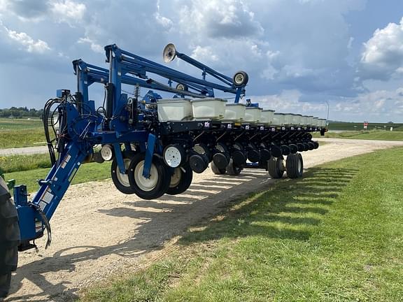 Image of Kinze 3700 equipment image 3