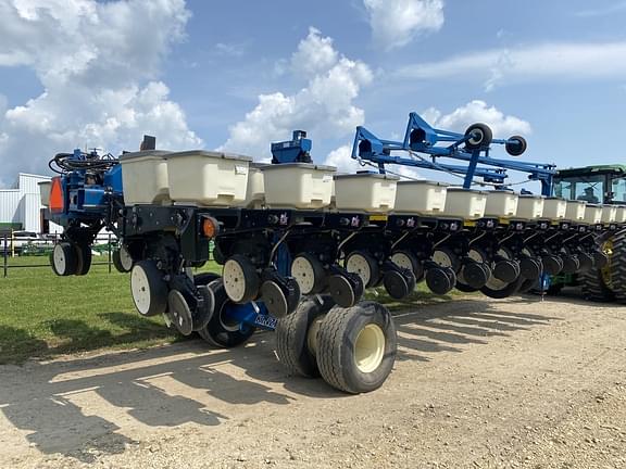 Image of Kinze 3700 equipment image 4