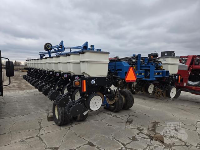 Image of Kinze 3700 equipment image 4