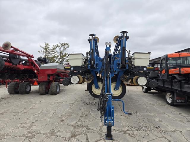 Image of Kinze 3700 equipment image 1