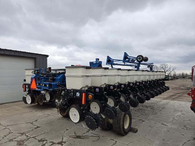 Image of Kinze 3700 equipment image 3