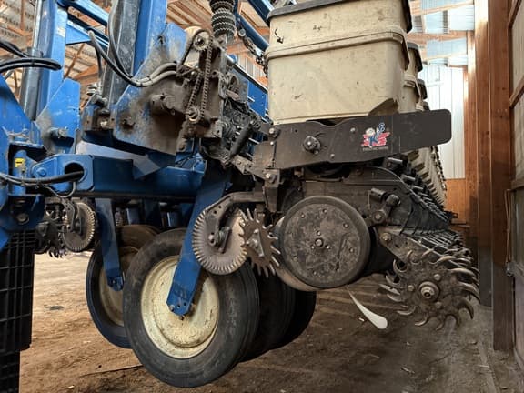 Image of Kinze 3700 equipment image 4