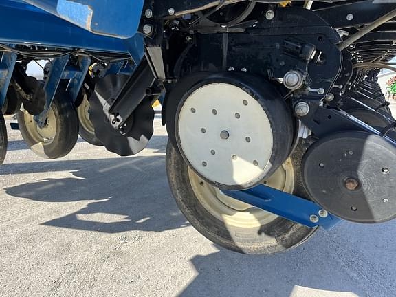 Image of Kinze 3800 equipment image 3