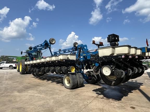 Image of Kinze 3800 equipment image 1