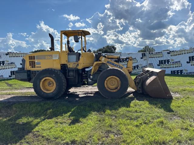 Image of Komatsu WA250 equipment image 3