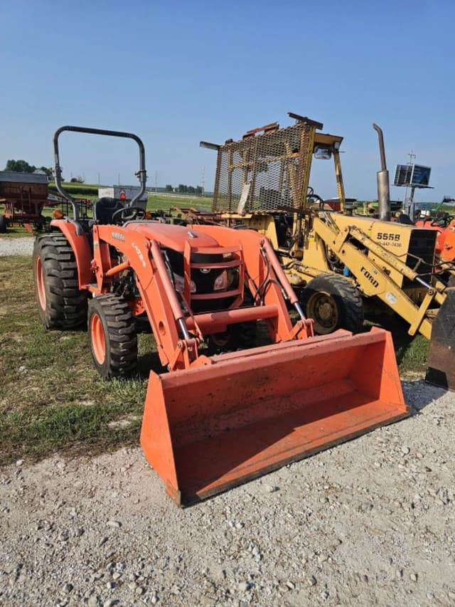 Image of Kubota L3940 equipment image 1