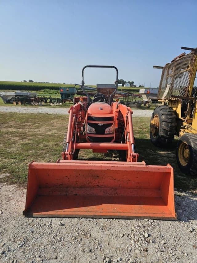 Image of Kubota L3940 equipment image 4