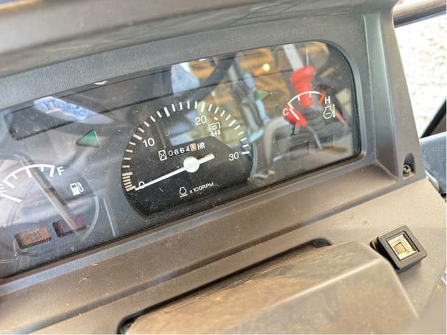 Image of Kubota M6800 equipment image 4