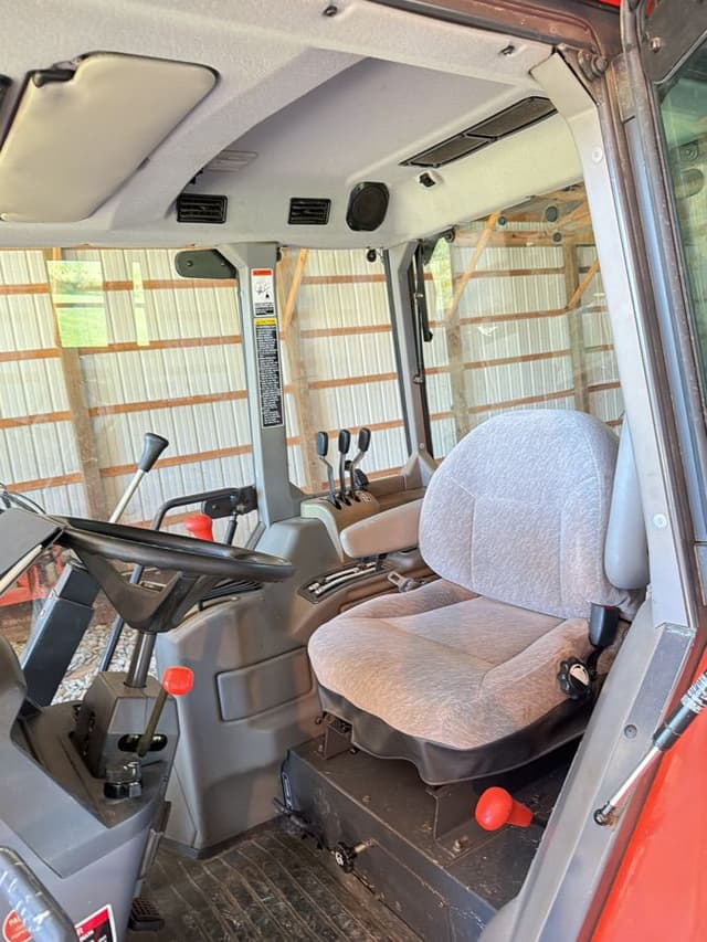 Image of Kubota M6800 equipment image 3
