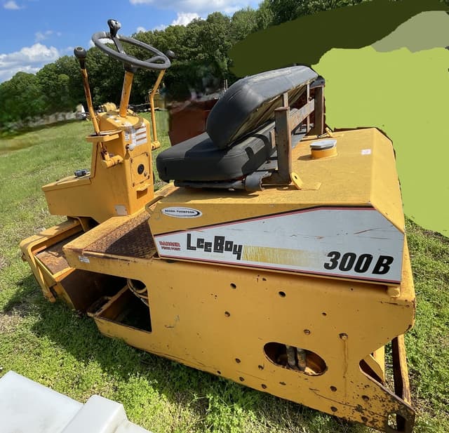 Image of LeeBoy 300B equipment image 4