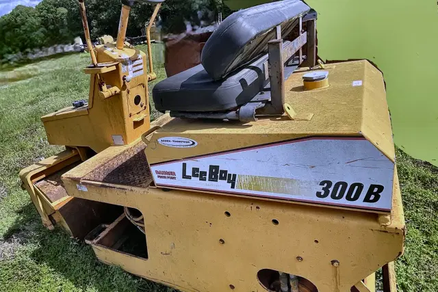 Image of LeeBoy 300B equipment image 4