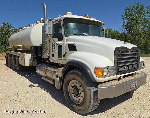 Image of Mack CV713 equipment image 2