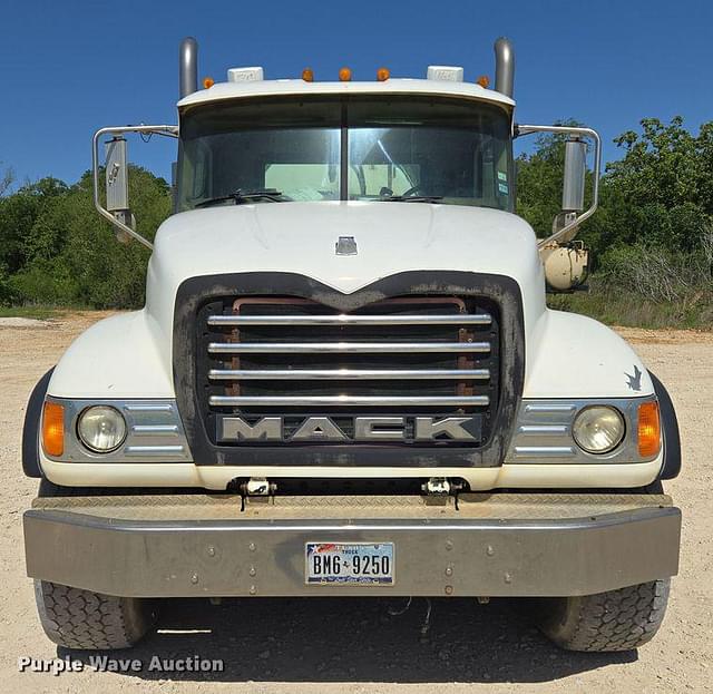 Image of Mack CV713 equipment image 1