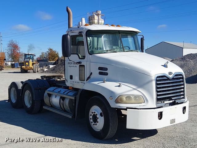 Image of Mack CX613 equipment image 2