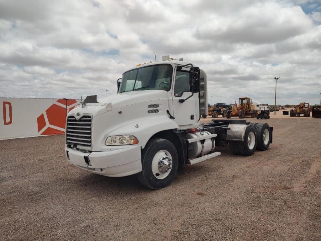 2004 Mack CX613 Equipment Image0