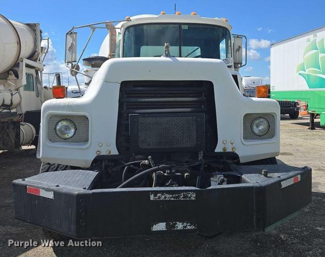 Image of Mack DM600 equipment image 1