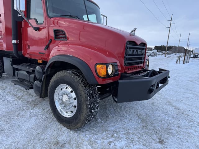 Image of Mack Granite CV713 equipment image 2