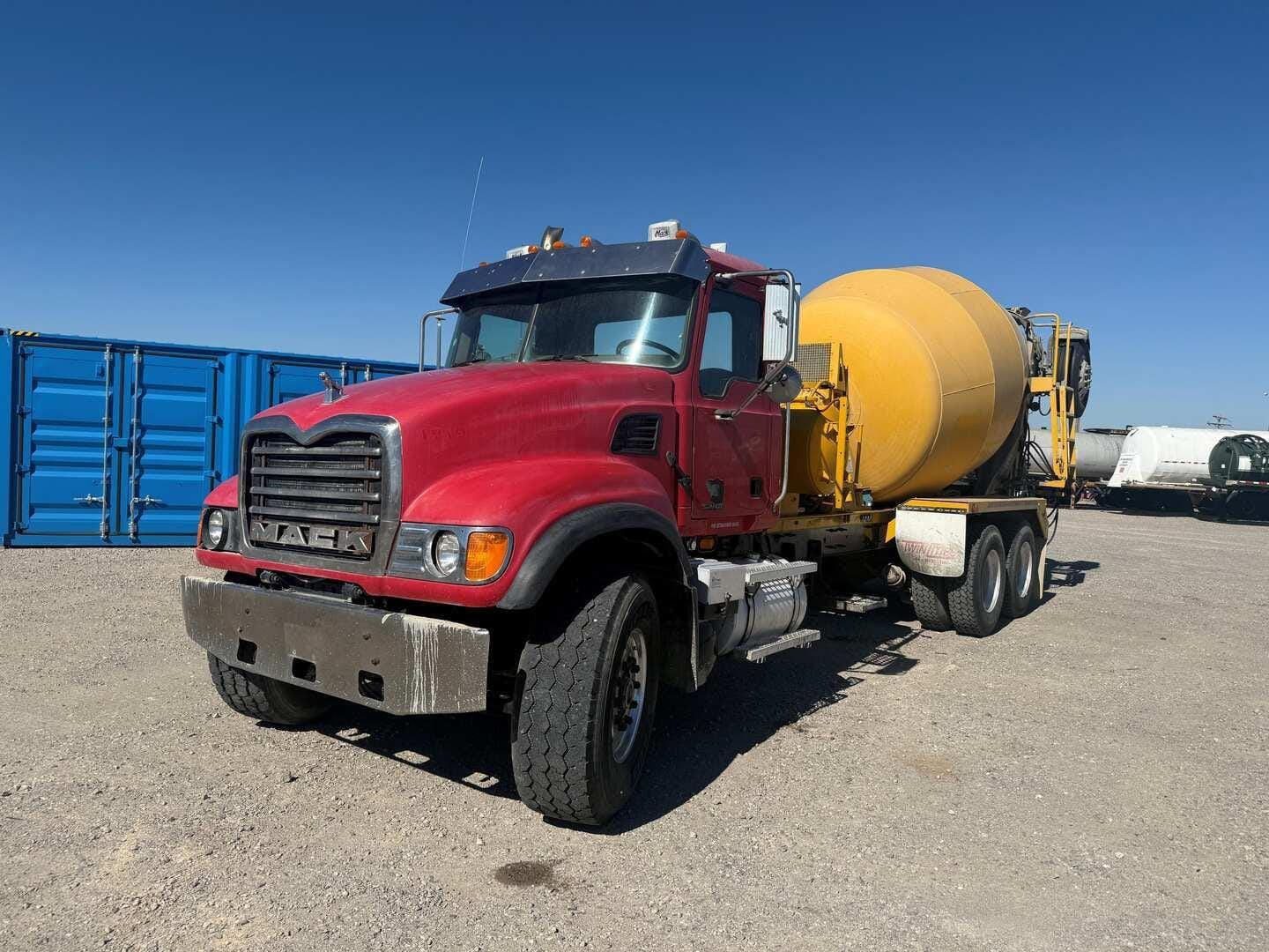 2004 Mack Granite CV713 Equipment Image0