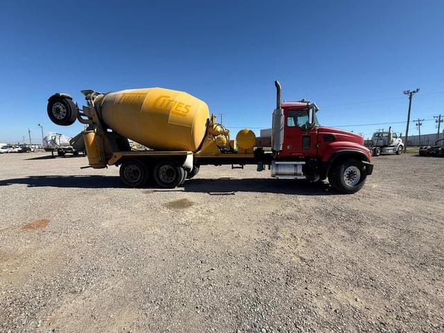 Image of Mack Granite CV713 equipment image 2