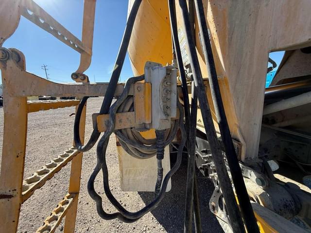 Image of Mack Granite CV713 equipment image 4